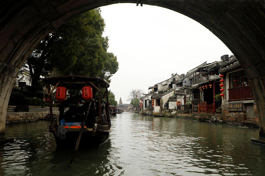 渝湘高速酉阳段迎来今年首场降雪 部分路段车道压缩通行